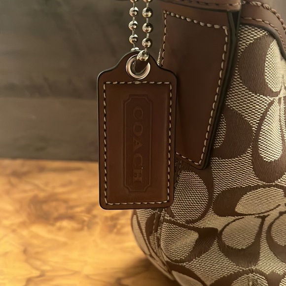 Hobo style Coach bag in the classic tan print - Picture 2 of 3